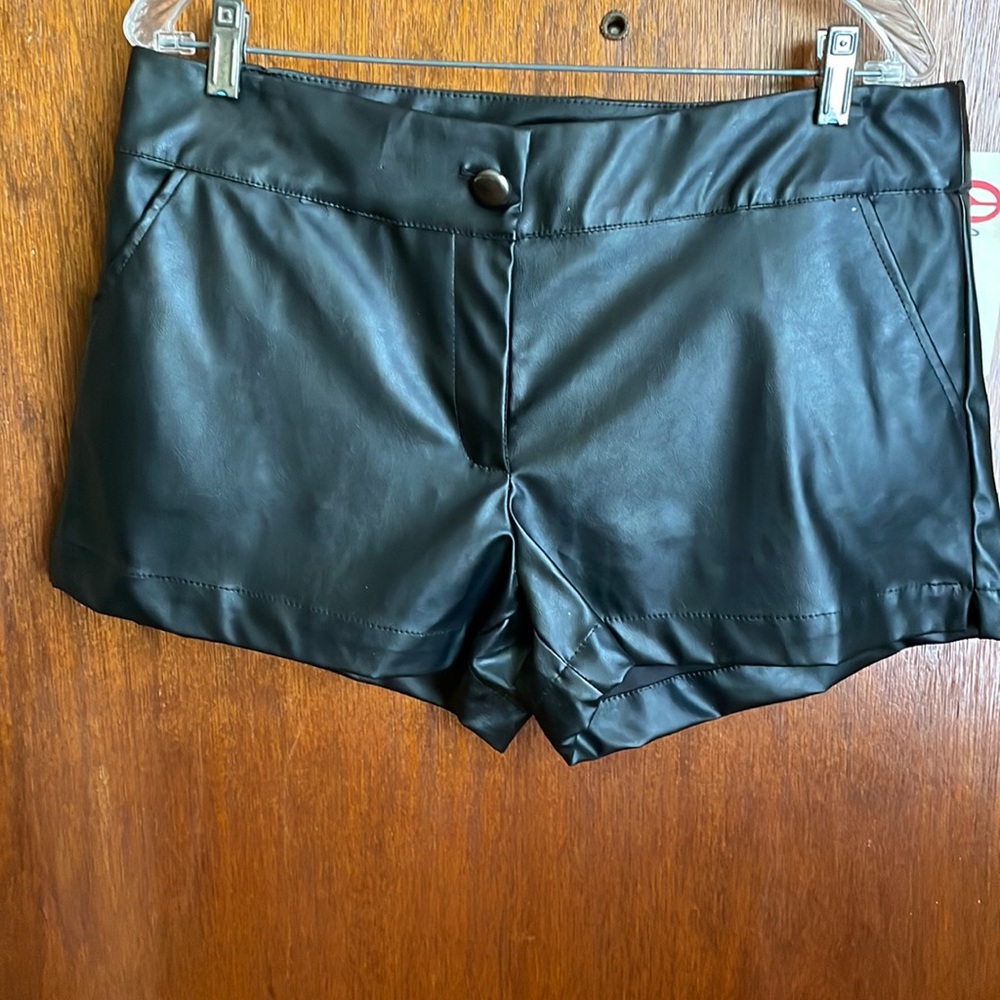 Cute Faux Leather shorts 3’ inseam & 8-9’ rise.it’s Olsenboye